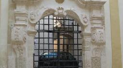 Tricase - piazza Giuseppe Pisanell - Atrio di palazzo Gallone - Portale 
